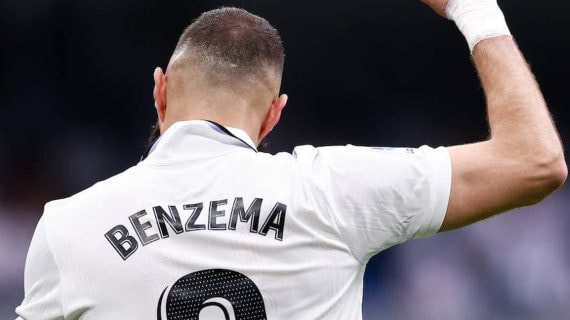 Karim Benzema celebrando con el Santiago Bernabéu.