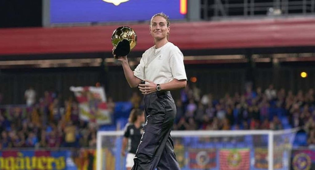 Alexia Putellas, con el Balón de Oro, en el Camp Nou.