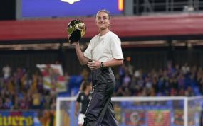 Alexia Putellas, con el Balón de Oro, en el Camp Nou.