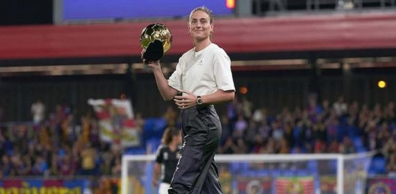 Alexia Putellas, con el Balón de Oro, en el Camp Nou.