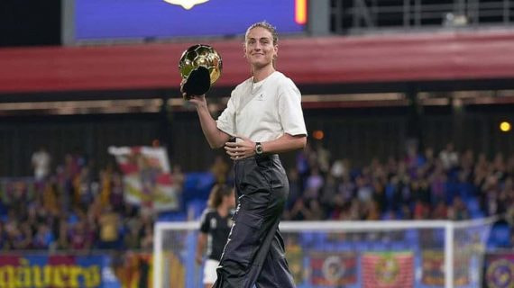 Alexia Putellas, con el Balón de Oro, en el Camp Nou.