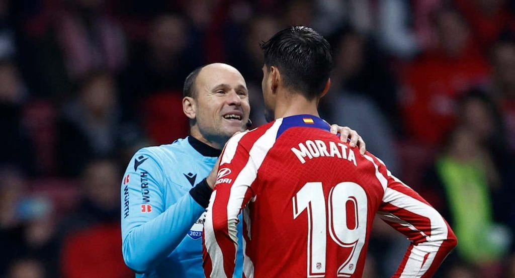 Mateu Lahoz durante un partido del Atlético de Madrid.