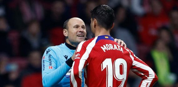 Mateu Lahoz durante un partido del Atlético de Madrid.