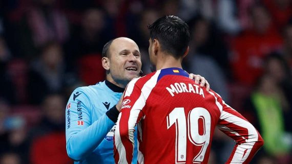 Mateu Lahoz durante un partido del Atlético de Madrid.