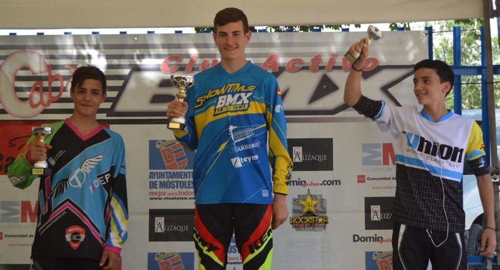 Carlos Rodríguez, con el trofeo de una prueba ganada en 2015, a la edad de 14 años.