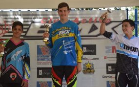 Carlos Rodríguez, con el trofeo de una prueba ganada en 2015, a la edad de 14 años.