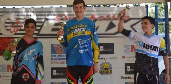 Carlos Rodríguez, con el trofeo de una prueba ganada en 2015, a la edad de 14 años.