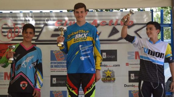 Carlos Rodríguez, con el trofeo de una prueba ganada en 2015, a la edad de 14 años.