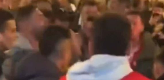 Imagen de una fiesta multitudinaria de jugadores