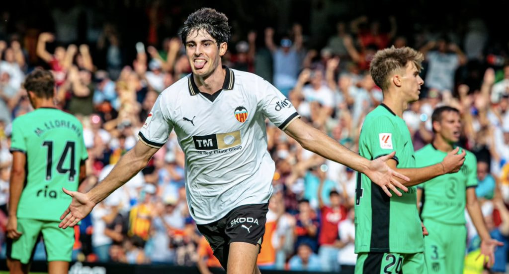 Javi Guerra celebra su gol en Mestalla ante el Atlético de Madrid.