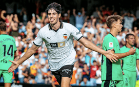 Javi Guerra celebra su gol en Mestalla ante el Atlético de Madrid.