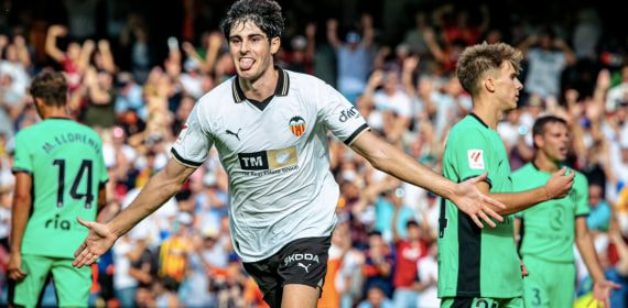 Javi Guerra celebra su gol en Mestalla ante el Atlético de Madrid.