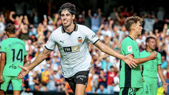 Javi Guerra celebra su gol en Mestalla ante el Atlético de Madrid.