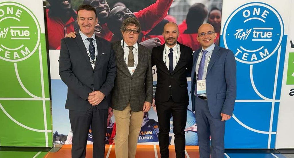 El director de la CELAD junto a miembros de su equipo durante un acto de la Agencia Mundial Antidopaje.