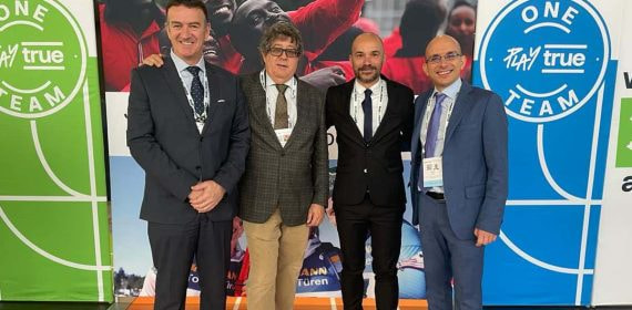 El director de la CELAD junto a miembros de su equipo durante un acto de la Agencia Mundial Antidopaje.