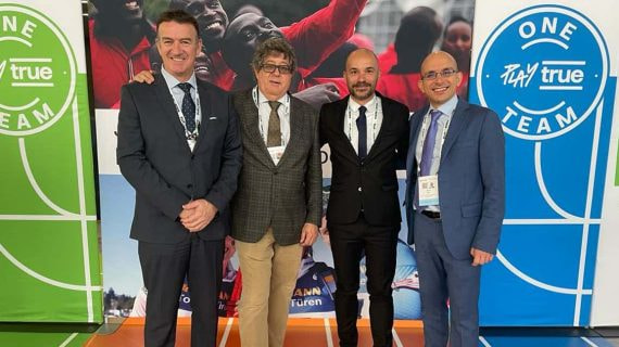 El director de la CELAD junto a miembros de su equipo durante un acto de la Agencia Mundial Antidopaje.