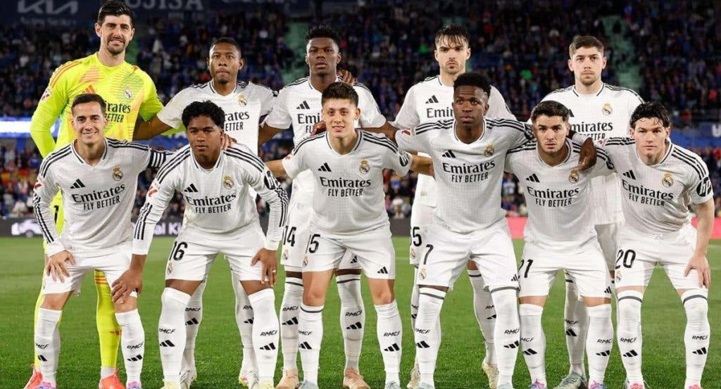 El once inicial del Real Madrid posa antes de un partido