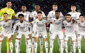 El once inicial del Real Madrid posa antes de un partido