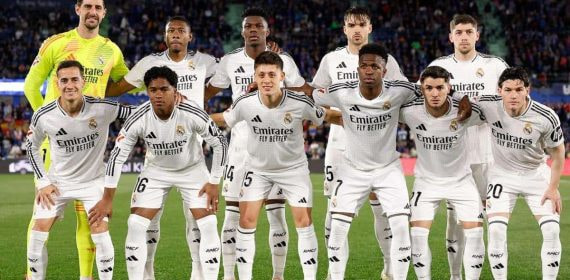 El once inicial del Real Madrid posa antes de un partido