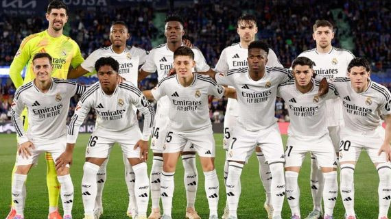 El once inicial del Real Madrid posa antes de un partido