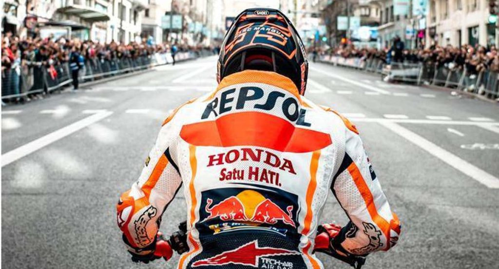 Marc Márquez en la Gran Vía de Madrid durante un evento con motivo del estreno del documental.