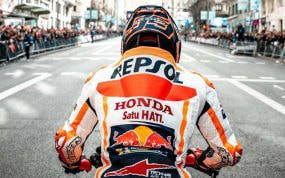 Marc Márquez en la Gran Vía de Madrid durante un evento con motivo del estreno del documental.