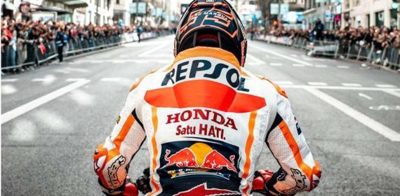 Marc Márquez en la Gran Vía de Madrid durante un evento con motivo del estreno del documental.