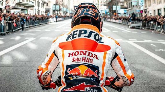 Marc Márquez en la Gran Vía de Madrid durante un evento con motivo del estreno del documental.