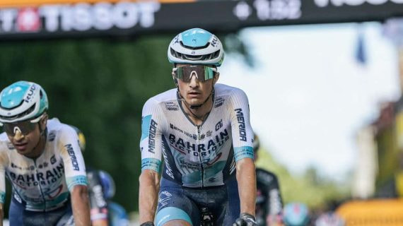 Pello Bilbao, en la meta de la etapa de Troyes del Tour de Francia 2024.