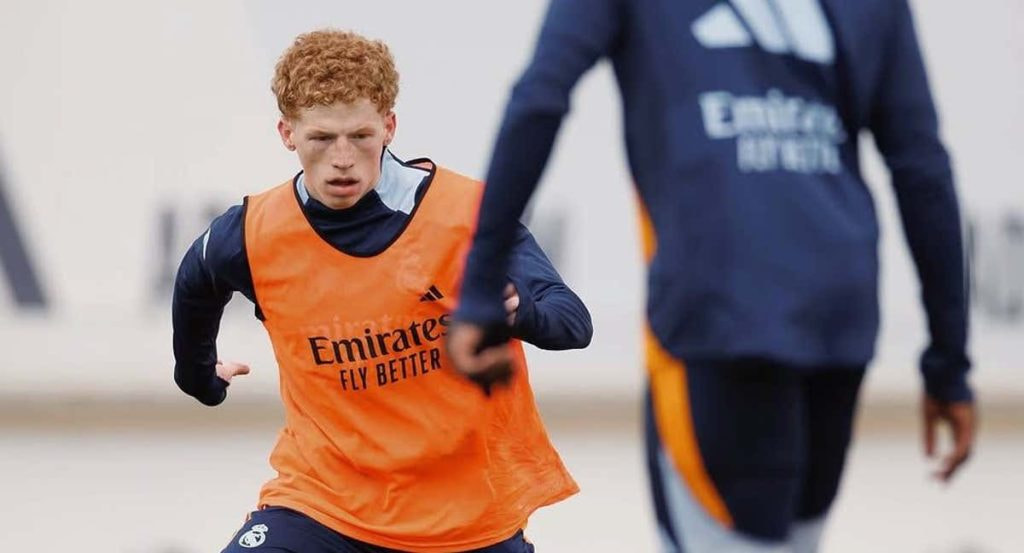 Jeremy de León entrenando con el primer equipo del Real Madrid.