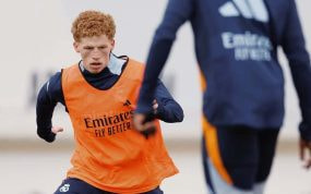 Jeremy de León entrenando con el primer equipo del Real Madrid.