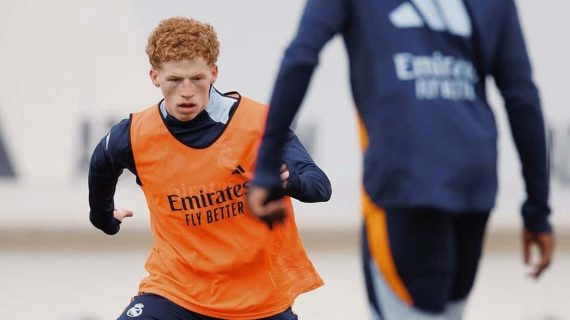 Jeremy de León entrenando con el primer equipo del Real Madrid.