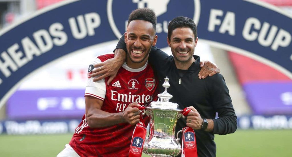 El Arsenal con una FA Cup ganada.