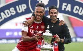 El Arsenal con una FA Cup ganada.