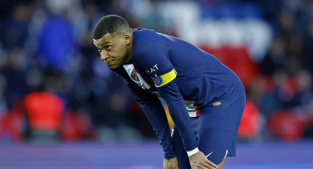 Kylian Mbappé apoyado sobre sus rodillas durante un partido del PSG.