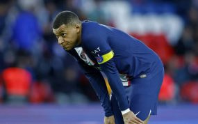 Kylian Mbappé apoyado sobre sus rodillas durante un partido del PSG.