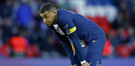 Kylian Mbappé apoyado sobre sus rodillas durante un partido del PSG.