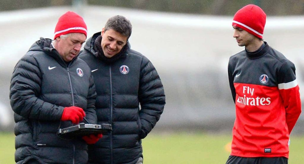 Crespo charla con Ancelotti ante la atenta mirada de Pastore.