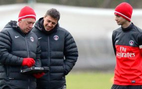 Crespo charla con Ancelotti ante la atenta mirada de Pastore.