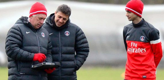 Crespo charla con Ancelotti ante la atenta mirada de Pastore.