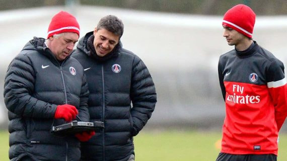 Crespo charla con Ancelotti ante la atenta mirada de Pastore.