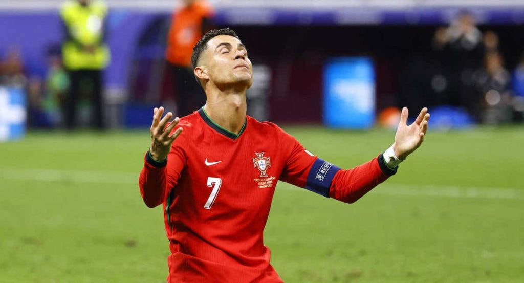 Cristiano Ronaldo se lamenta de una ocasión fallada contra Eslovenia.