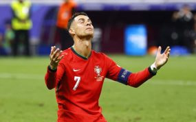 Cristiano Ronaldo se lamenta de una ocasión fallada contra Eslovenia.