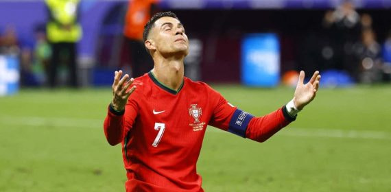 Cristiano Ronaldo se lamenta de una ocasión fallada contra Eslovenia.