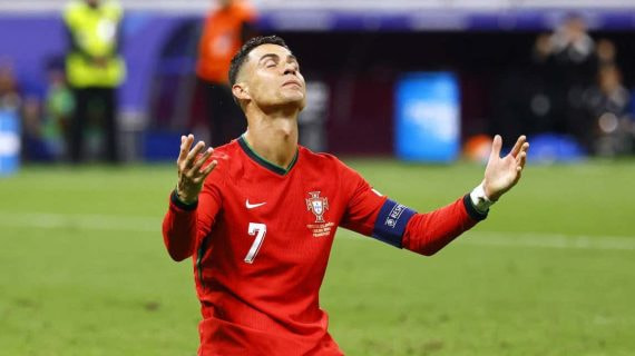 Cristiano Ronaldo se lamenta de una ocasión fallada contra Eslovenia.