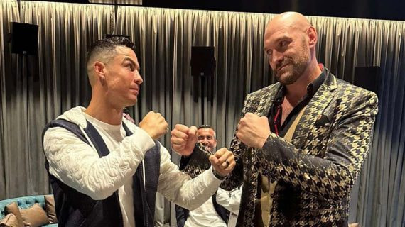 Cristiano Ronaldo y Tyson Fury posan en los días previos al combate del inglés en Arabia Saudí.
