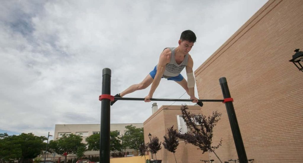 Un deportista practica calistenia.