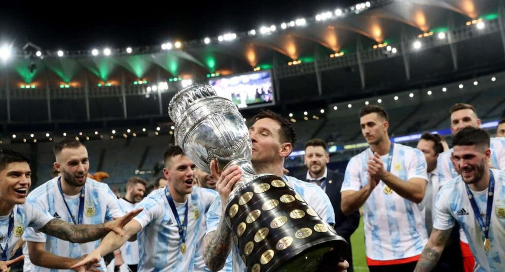 Messi con la Copa América ganada en 2021.