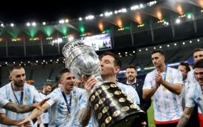 Messi con la Copa América ganada en 2021.