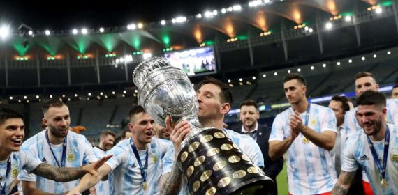 Messi con la Copa América ganada en 2021.